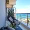 BLACK & WHITE SeaSide House