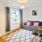 2 Bed Spacious Apartment, Sleeps 4, Free Wifi, Free Parking, Amenities Nearby, Good Transport Links Nearby, Contractors and Holidays