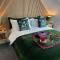 THE HIDEAWAY - LUXURY SELF CATERING COASTAL APARTMENT with PRIVATE ENTRANCE & KEY BOX ENTRY JUST A FEW MINUTES WALK TO THE BEACH, SOLENT WAY WALK, SHOPS and many EATERIES & BARS - FREE OFF ROAD PARKING,FULL KITCHEN, LOUNGE,BEDROOM , BATHROOM & WI-FI