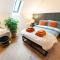 Mews - Worcester City - Gated - Self Check In - Free WIFI - 1 King - 2 Doubles - 1 Cot - TVs in bedrooms - Sleeps 6 - Free Parking - Pets welcome