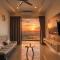 Sunset View 3BR Condo with Swimming Pool Free WiFi & Netflix near Lake Garden