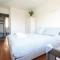 La Colline - Pont-Hébert - com - Grand Parking gratuit, De 1 à 4 personnes, Tout équipé, Netflix, Amazon Prime Gratuits et Illimités, Matelas Emma, Lave Linge, Vue sur la Vallée, RDC