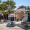 Blacksmith Cottage - Stay in Blacksmith's Lively Hub