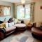 'Treetops' - Bright & Homely 2 Bed Flat w Parking