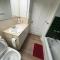 Quiet Bungalow Room near Airport - Free Parking & High-Speed Wifi