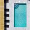 Birds Villa Apartments with Heated Pool - Including Car and Breakfast