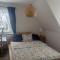 Gästezimmer in Einfamilienhaus mit großem Garten