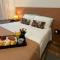 Apto novo em Copacabana, a 3mins da praia e ao lado do metro Quarto com ar condicionado e cama de casal, sala com sofá cama queen, cozinha completa e portaria 24h