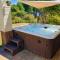 Lions Lodge- Great location with hot tub