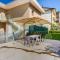 Elegant apartment with large garden and parking