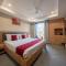 Saltstayz Select - Golf Course Road & Sector 57