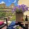 L'AMARILYS chambre d'hôte au coeur du village, terrasse avec vue sur le château