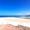Primera línea con vistas al mar, piscina y parking