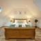 Large 4-bed house for up to 7 guests w 2x parking