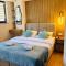 TASY Guest House - Luxury Rooms in the Heart od SHIROK SOKAK