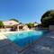 Studette climatisée, Terrasse 18m2, Grande Piscine et Grand Parking