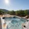 Charming family Chalet for 8 people, with private Hot Tub
