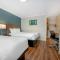 Econo Lodge Inn & Suites