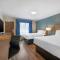Econo Lodge Inn & Suites