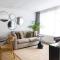 Gorgeous Modern Apartment near Redhill Station inc Private Garden & Parking