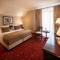 GARDEN Club - Hotel & Restaurant - FREE Outdoor Pool & Parking