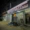 Super Townhouse Centre Point Inn Near Esplanade Metro Station