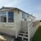 Bell Bank C8 - pet friendly, bed linen, close to bars and shops - Meadow Lakes Caravan & Lodge Hire