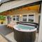 Rae's Cabin, Log Cabin with Hot Tub & Covered Deck, Carrigart