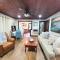 #09 - Large Lakeview One Bedroom- Pet Friendly