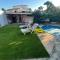 Suite in a rustic house with swimming pool