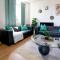 Stylish 2-Bed Apartment, Free Parking, Walk to Hospital & Uni