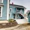 Charming upstairs duplex with fast WiFi, partial AC, & walkable location