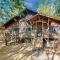 Stunning log cabin with fireplace & nature views - near shopping & dining