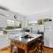 The Shack- Walk to beach, sleeping 4, fireplace, pet friendly!