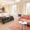 Stylish Central Studio Apartment - Free Parking