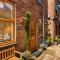 Endeavour Cottage Whitby Quiet Old Yard Fishermans Cottage