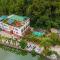 Catba Backpackers - Sea Vibe Pool Bar & Bungalow