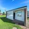 Beautiful Chalet In The Seaside Village Of Scratby, Norfolk Ref 51054S