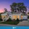 Pet-friendly creekside cottage w backyard