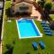 Villa Neus Barà, jardín y piscina privada