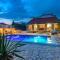 Holiday House Paula sa privatnim grijanim bazenom na mirnoj lokacija blizu mora