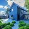 Little Black Ski Chalet | Central, WiFi, Families!