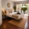 Hollywood house with parking - walk to attractions