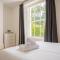 Elegant 2BR Ground-Floor Teddington Flat Modern Comfort