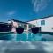 Casa Rural Al Sol de las Ruinas con piscina privada junto al pueblo viejo de Belchite