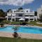 Kinetious Nisous Stylish Apt, Pool, near the Beach