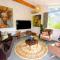 Sunny 2-Bed - 2 Min Walk to Lake