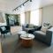 Elegant Central 2-Bedroom Apartment Free Parking & 2 Balconies