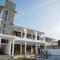 Bay Dreams Beach Hotel & Surf Camp