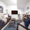 *NEW* Modern Suite King Bed! Netflix! Sleeps 4!